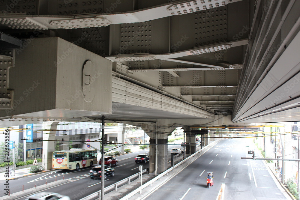 Obraz premium 首都高下の甲州街道