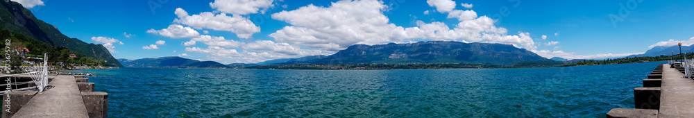 Panorama grand angle du lac du Bourget en Savoie