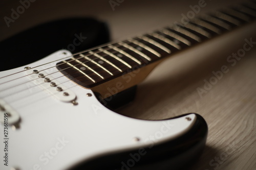 Gitara elektryczna fragment biała czarna