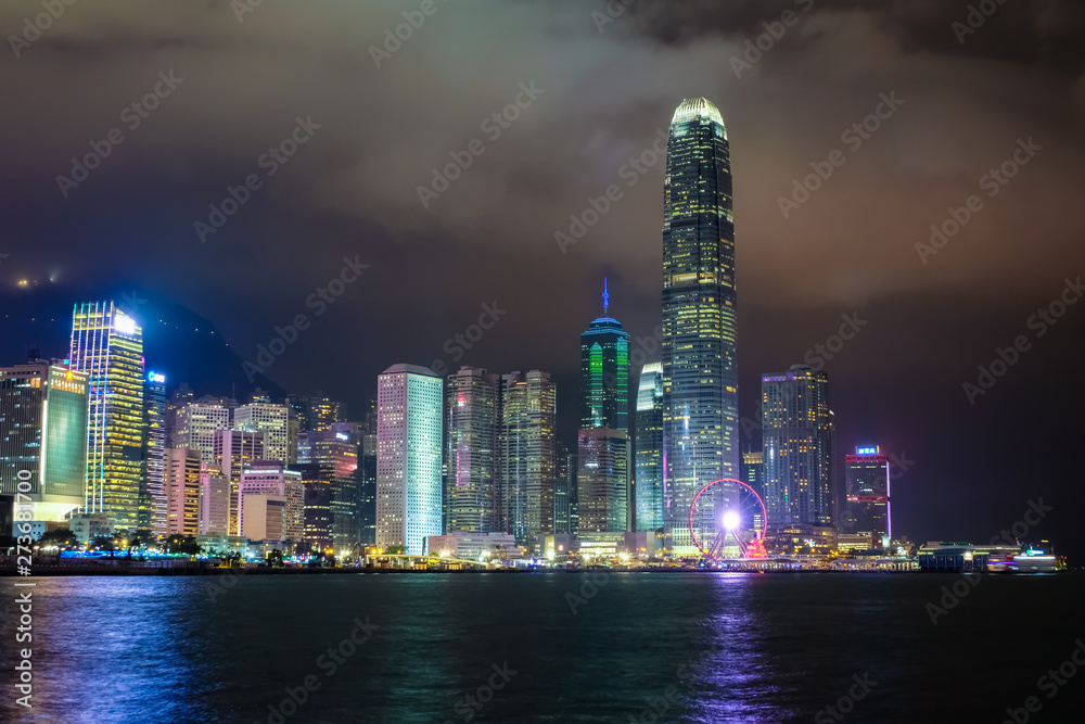 Obraz premium 香港 湾仔から中環方面の夜景 曇天