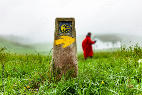 Pilgerin auff dem Jakobsweg am Ibaneta Pass in den Pyrenäen