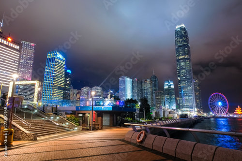 香港島 海辺の公園と高層ビル群 夜景 曇天