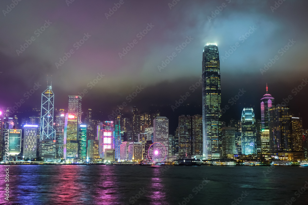 Fototapeta premium Hong Kong Victoria Harbour Nocny widok Pochmurno