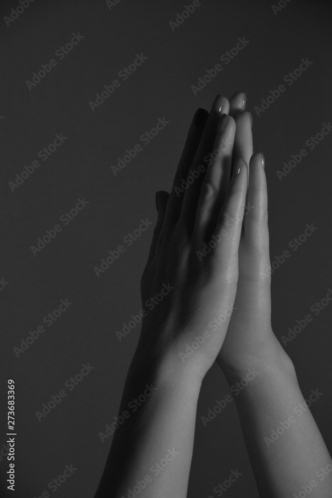 Ręce kobiety. Modlitwa  - obrazy, fototapety, plakaty 