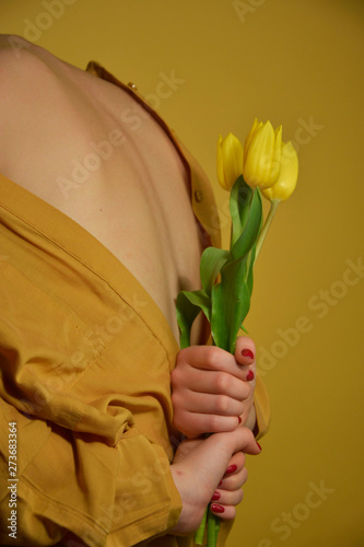 Kobieta z tulipanami żółtymi 