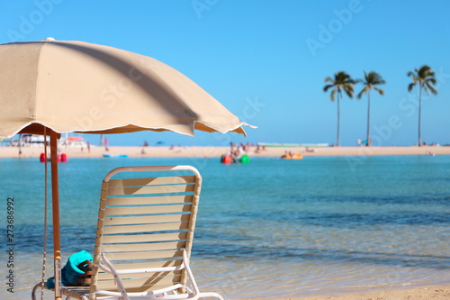 ハワイのオアフ島 ワイキキビーチの青い海とビーチパラソル Stock 写真 Adobe Stock