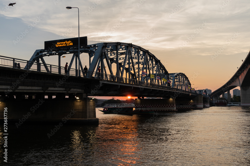 Fototapeta premium Bridge across Chao Phraya River in the beautiful evening, Twilight time Bnagkok, Thailand. (Krung Thep Bridge)