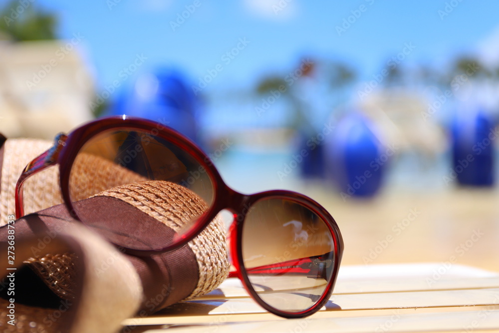 夏のバカンス 海辺の景色 サングラスと麦わら帽子と青い空 Stock Photo Adobe Stock