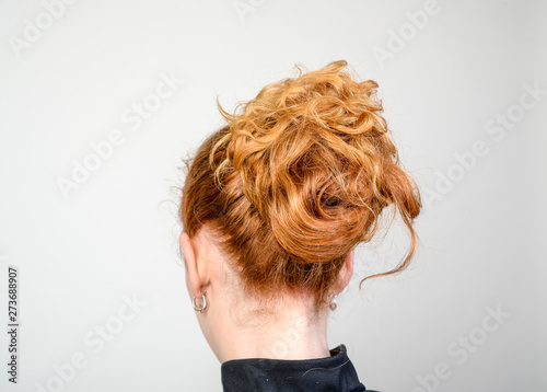 frau mit rotblonden haaren locken frisur pferdeschwanz photo