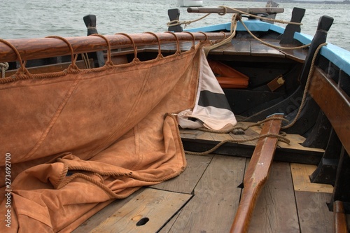 mât et voile de bateau de pêche en bois  ,détail  photo