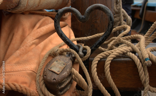 attache de cordages sur bateau à voile