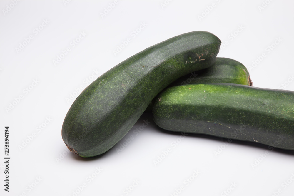 Calabacín fresco, recién cogido del huerto, preparado para ser consumido. Con el calabacín podemos hacer tortillas, podemos hacer verduras o bien pistos y sanfainas. Calabacín fresco, recién cogido del huerto, preparado para ser consumido. Con el calabacín podemos hacer tortillas, podemos hacer verduras o bien pistos y sanfainas.