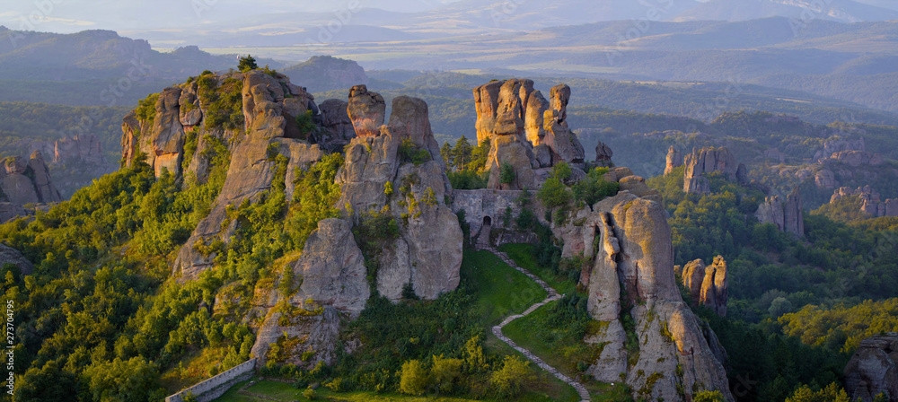 Obraz premium path to the mountains