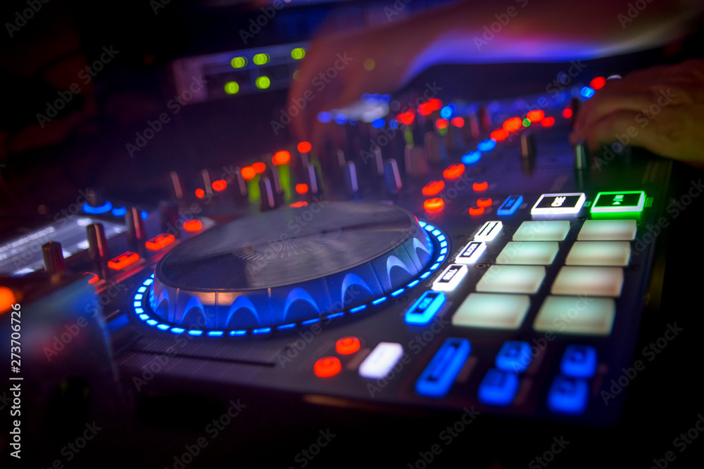 mesa de mezclas de dj plato efectos de luz onda foto de Stock | Adobe Stock