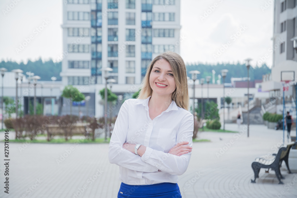 Fototapeta premium beautiful blonde girl smiling and looking at the camera