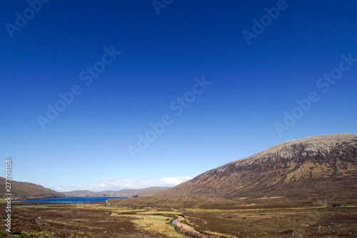 Blick auf Loch Ainort auf der Isle of Skye in Schottland