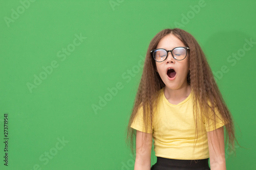 Canvas Print child yawns, the little girl is bored and eager to sleep