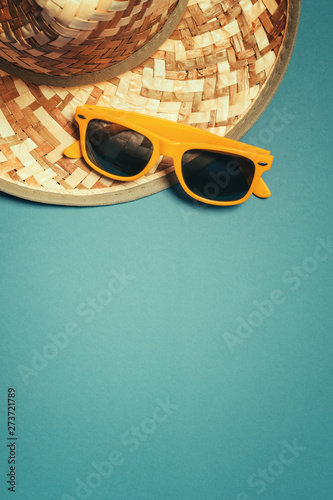 Canvas Print Straw hat and sunglasses in summer holiday concept