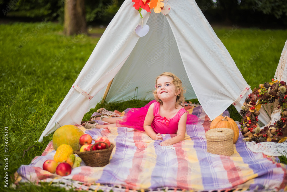 Wunschmotiv: small girl smailling on autumn picnic #273725171