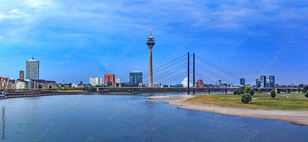 Obraz premium Dusseldorf by night