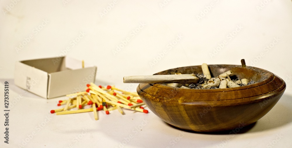 Fumer cendrier allumette cigarette Stock Photo | Adobe Stock