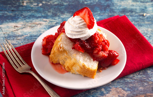 Foto Slice of Strawberry Short Cake Made with Angel Food Cake and Strawberry Sauce