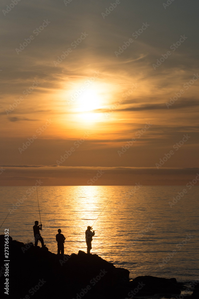 夕暮れの海と磯釣り