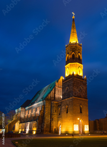 Zabytkowa gotycka kolegiata oświetlona nocą, mroczna architektura sakralna, Głogów