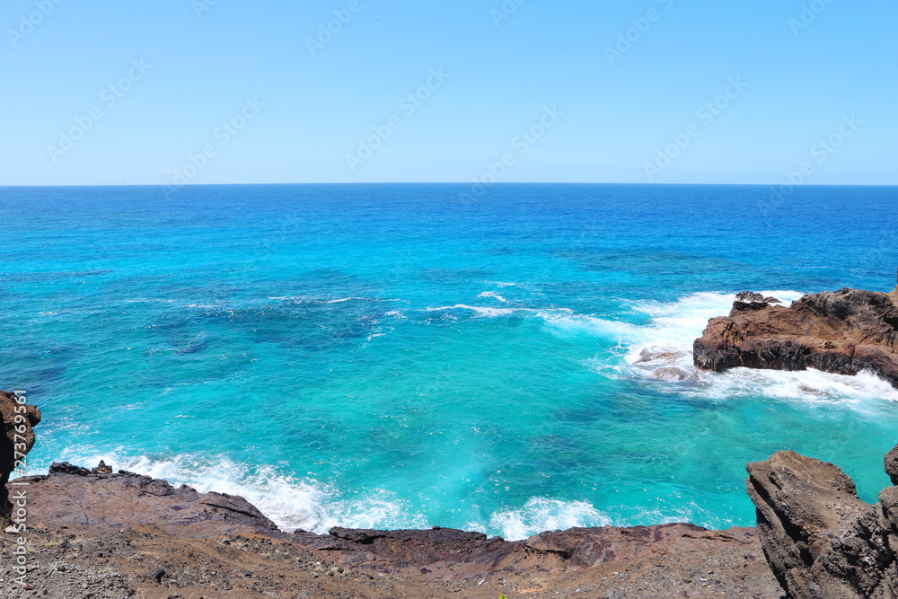 ハワイ　オアフ島　ターコイズブルーの海と海岸の景色