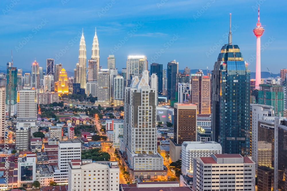 Naklejka premium Gród Kuala Lumpur. Panoramiczny widok na panoramę miasta Kuala Lumpur podczas wschodu słońca oglądania wieżowców w Malezji.