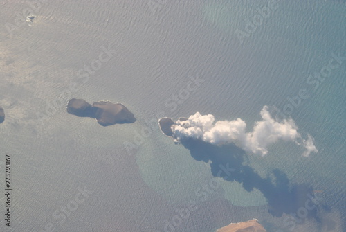 Naissance d'une île volcanique en Mer Rouge, archipel Jebel Zubair le 30 décembre 2011 photo