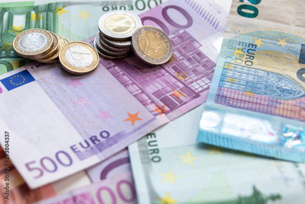 Haufen Bargeld aus Geldscheinen und EURO-Münzen zeugt von Reichtum in der Finanzwelt und schnelles Geld Haufen Bargeld aus Geldscheinen und EURO-Münzen zeugt von Reichtum in der Finanzwelt und schnelles Geld