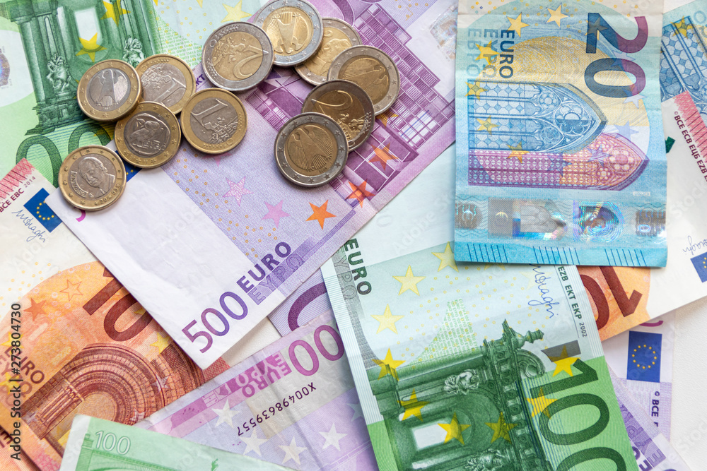 Haufen Bargeld aus Geldscheinen und EURO-Münzen zeugt von Reichtum in der Finanzwelt und schnelles Geld Haufen Bargeld aus Geldscheinen und EURO-Münzen zeugt von Reichtum in der Finanzwelt und schnelles Geld