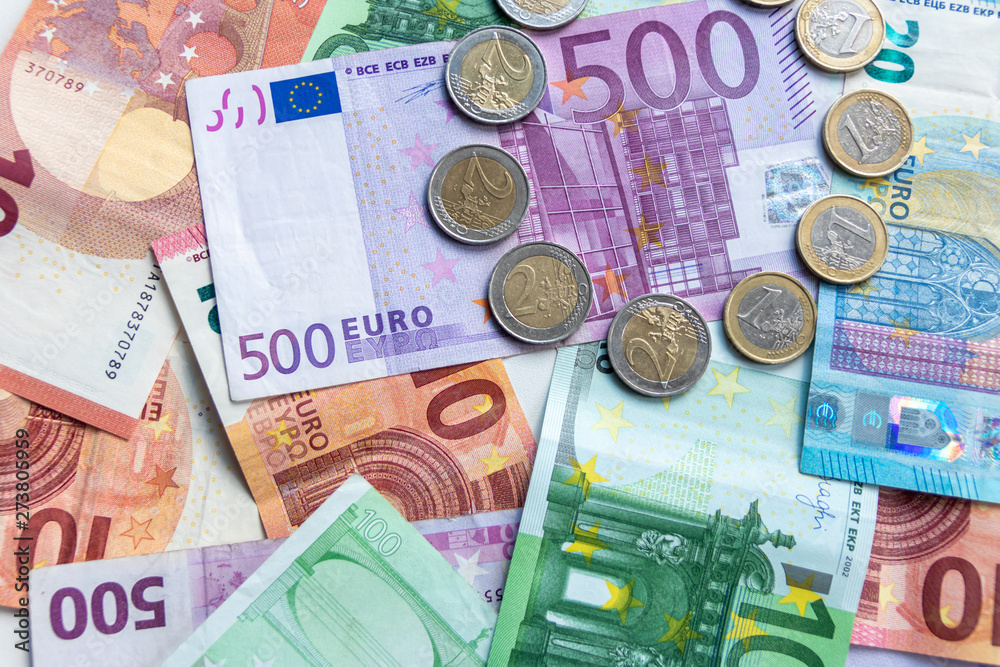 Haufen Bargeld aus Geldscheinen und EURO-Münzen zeugt von Reichtum in der Finanzwelt und schnelles Geld Haufen Bargeld aus Geldscheinen und EURO-Münzen zeugt von Reichtum in der Finanzwelt und schnelles Geld