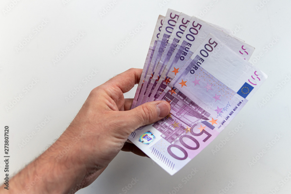 Männerhand hält Geldschein zur Bezahlung mit Bargeld oder als Prämie / Provision bereit Männerhand hält Geldschein zur Bezahlung mit Bargeld oder als Prämie / Provision bereit