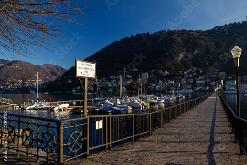 Foto Pier (breakwater) Piero Kaldirola on Lake Como, early morning