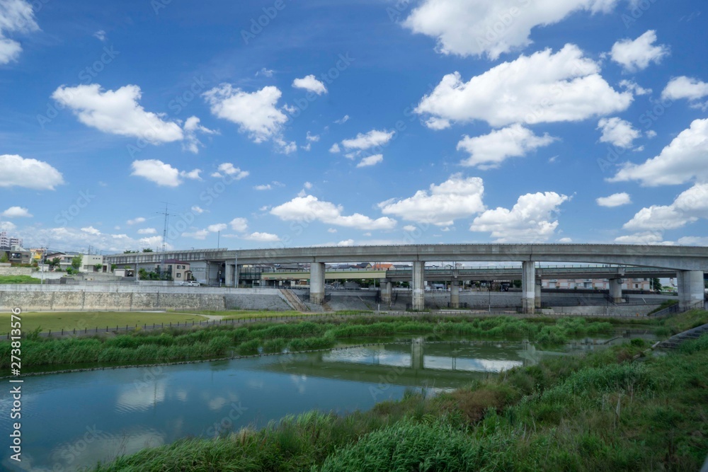 空の雲と高架橋