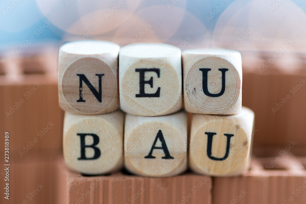 Neubau Holzklötzchen auf Ziegel