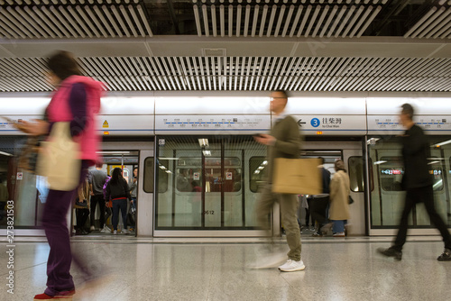 Commuters on MTR station platform in Hong Kong 香港の地下鉄「MTR」駅のプラットホーム