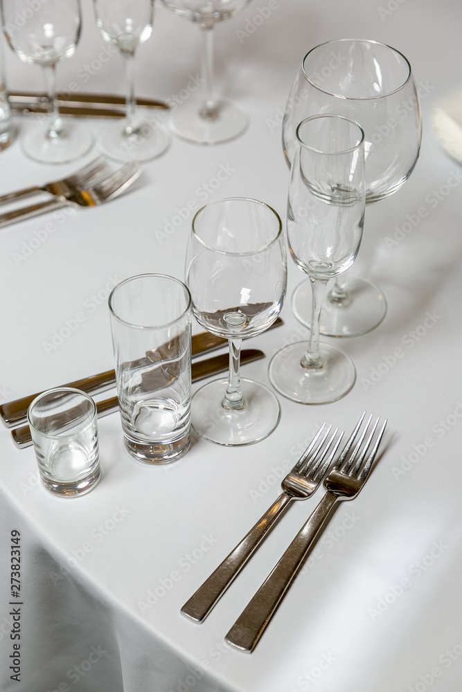 Beautiful table setting with crockery for a party, wedding reception or  other festive event. Glassware and cutlery for catered event dinner.  Vertical photo foto de Stock | Adobe Stock