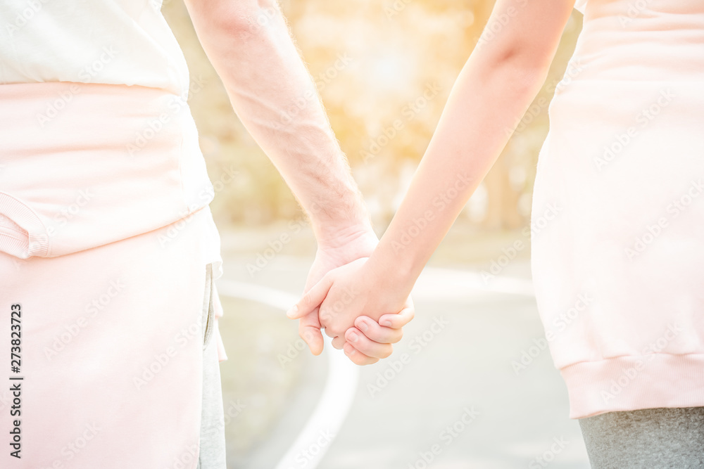 Obraz premium Young couple in love walking in the autumn park holding hands