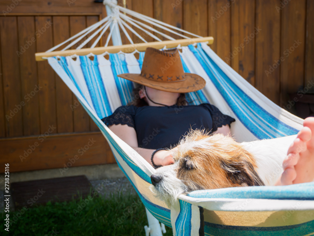 Junge Frau mit Hund in einer Hängematte im Garten, camping, Urlaub, Ferien  Stock Photo | Adobe Stock