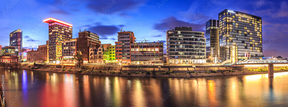 Fototapeta premium Dusseldorf by night