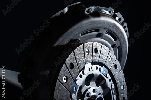 Fotografi Close-up shot of clutch disk and basket on dark background