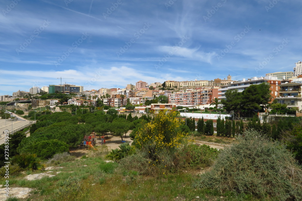 Vue de Tarragone avec immeubles et arbres, Espagne.