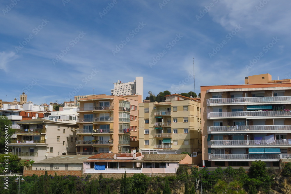 Immeubles au soleil avec ciel bleu. Immeubles au soleil avec ciel bleu.