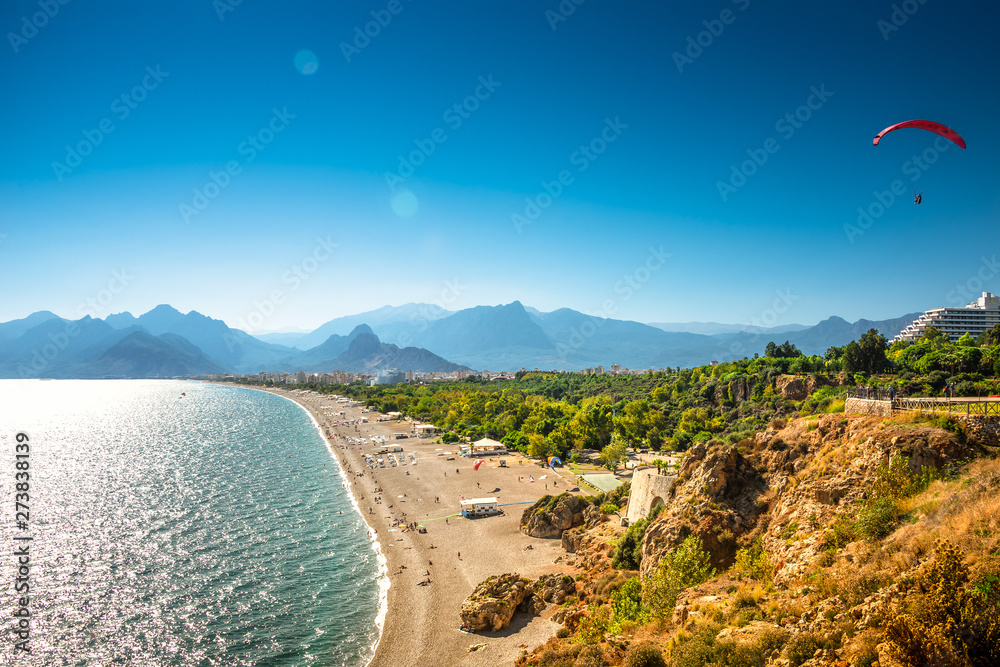 Fototapeta premium Panoramiczny widok z lotu ptaka na wybrzeże Morza Śródziemnego i Antalya oraz plażę z paralotnią, Antalya, Turcja