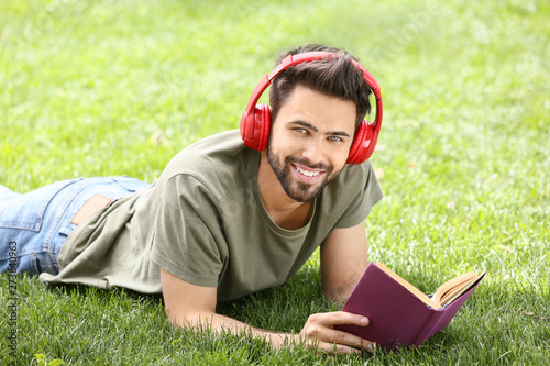 Young man listening to musi...