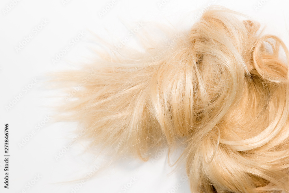 Naklejka premium Blond natural hair extensions isolated on white background. Clip