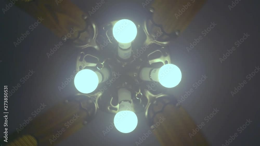 ventilador de techo con cuatro lamparas gira rapidamente